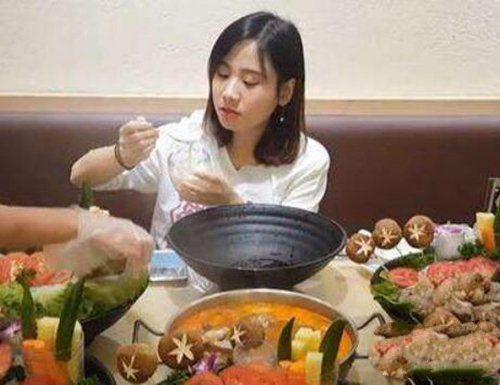 李子柒采访视频最新报道，探寻美食背后的故事